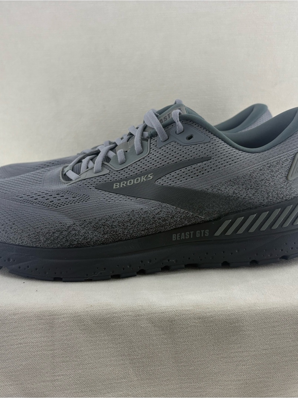 Brooks Beast 24 GTS in Primer Grey Mens 16EE NEW